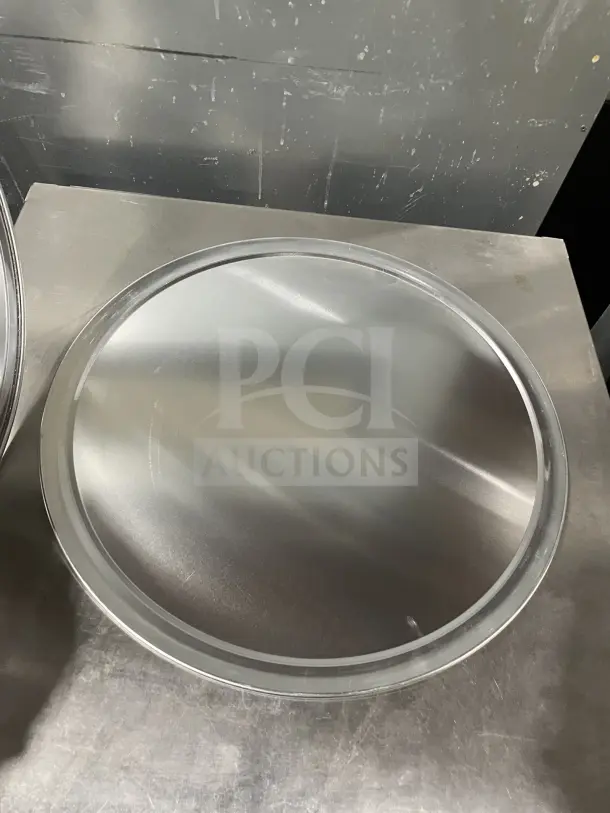 Thunder Group ALPTWR018 stainless steel pizza tray, shiny, condition like new, ideal for commercial use.