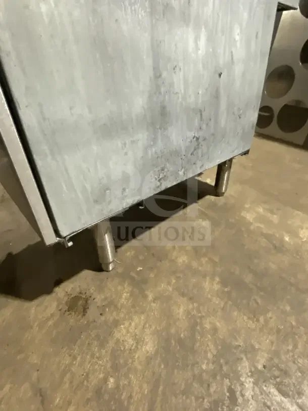 Avantco FF300N commercial stainless steel deep fat fryer, natural gas, with backsplash, basket hanger, and fry basket.