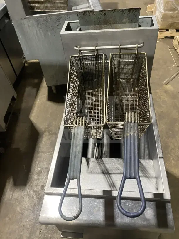 Avantco FF300N stainless steel natural gas fryer with backsplash, basket hanger, and fry baskets, model 2016, SN: 20020370VA.