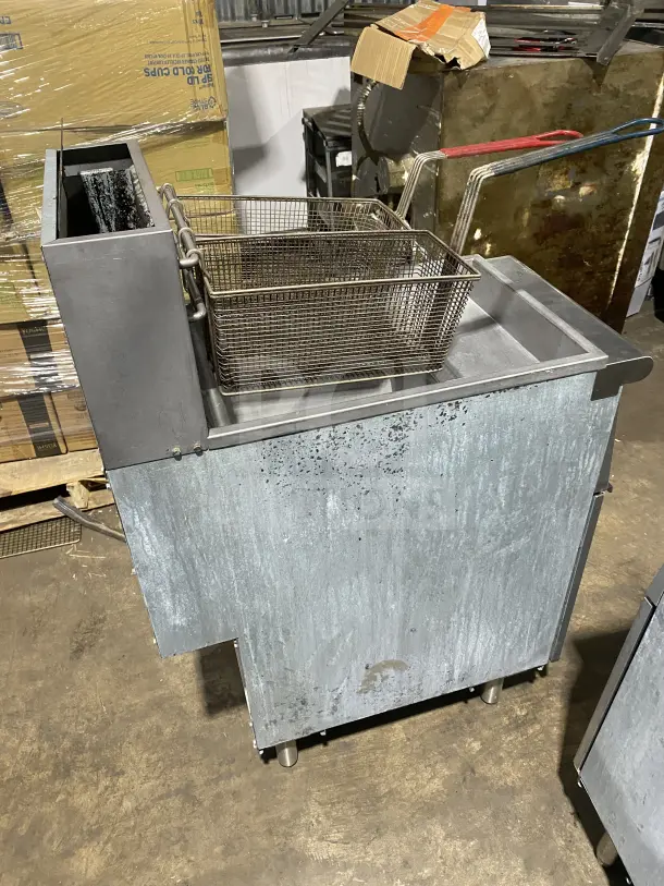 Avantco FF300N commercial stainless steel natural gas fryer, 2016 model, with basket hanger, fry basket, and back splash. Condition: used.