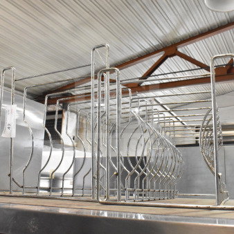 2 countertop pizza pan racks in metal, stackable design, gently used. Auction label "42" attached.