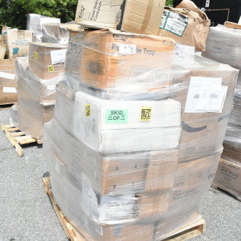 Pallet with 28 assorted new scratch and dent items including containers, lids, and trash bags, wrapped in plastic. Labels indicate brands and contents.
