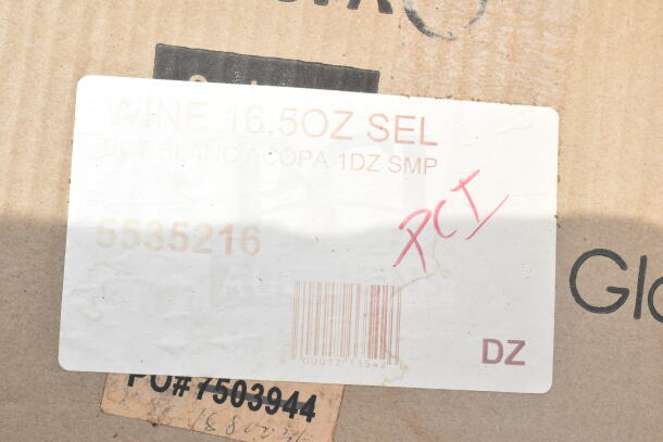 Label on a cardboard box reading "Wine 16.5oz SEL, ECT. Blanc Acopa 1DZ SMP, 5535216, PCI," related to a lot of 21 new scratch and dent items.
