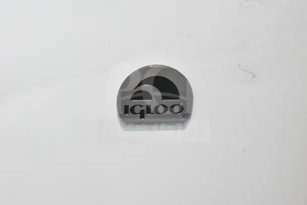 Igloo FRF520-SM chest freezer logo. 115 Volts, 1 Phase. Features a durable, textured finish with brand emblem.