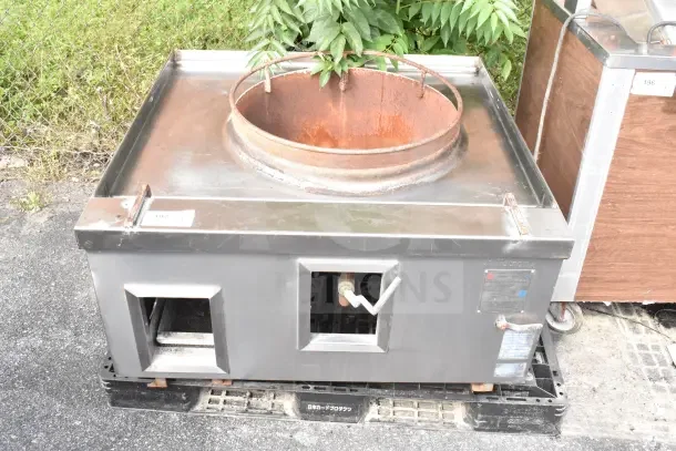 Allstrong ARE1 Commercial Natural Gas Single Burner Wok Range without legs, showing rusted burner and control knobs.
