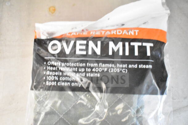 Alt text: Flame retardant oven mitt packaging, highlights heat resistance and water repellency, made of 100% cotton.