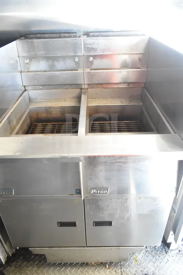 2020 Diamond Cargo kitchen trailer's Pitco fryer, stainless steel, dual compartments, working condition. VIN 53NBE2424M1083695.