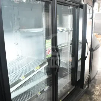2018 True GDM-72-HC Commercial 3 Door Reach In Cooler Merchandiser, 115V, 1 Phase, tested working, glass doors, shelves.