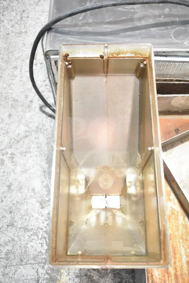 Bunn G9-2T DBC coffee grinder, missing lids, 120V, 1 phase, visible wear.