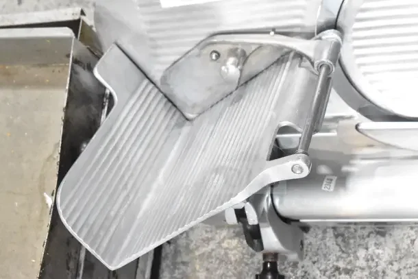 Globe 500 commercial countertop meat slicer, includes blade sharpener. Stainless steel, 115 volts, 1 phase. Good condition.