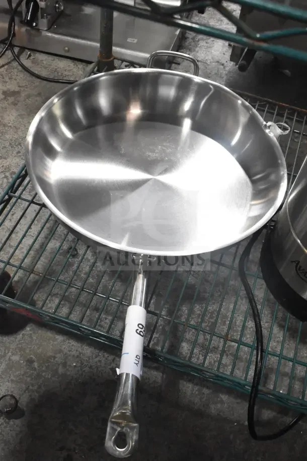 BRAND NEW Vigor 473SSFRY16 SS1 Series 16" stainless steel fry pan, aluminum-clad bottom, helper handle, scratch and dent condition.