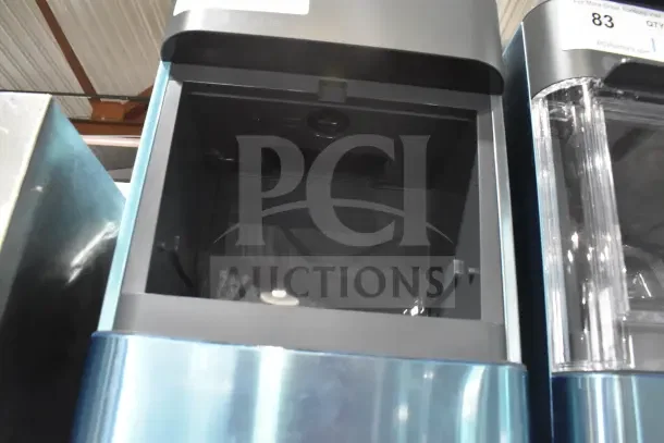 General Electric GE XPIO13SCBSS countertop ice maker, 3 lbs capacity, 38 lbs daily production, freestanding, excellent condition.