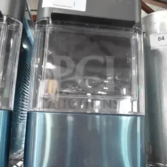 General Electric GE XPIO13SCBSS countertop ice maker, 3 lbs capacity, 38 lbs daily production, freestanding, in good condition.