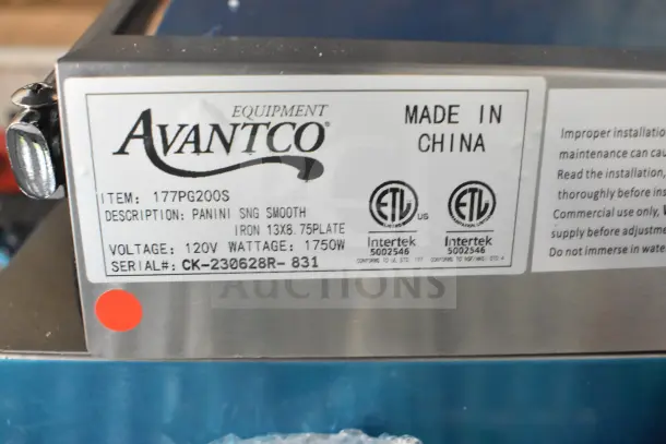 Avantco 177PG200S Panini Grill, brand new, scratch and dent, smooth plates, 13 3/8" x 8 3/4" surface, 120V.