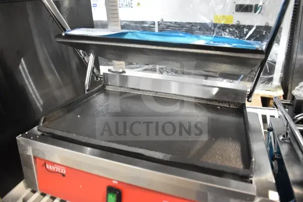 BRAND NEW Avantco 177PG200S panini grill with smooth plates, 13 3/8"x 8 3/4" surface, 120V. Scratch and dent condition.