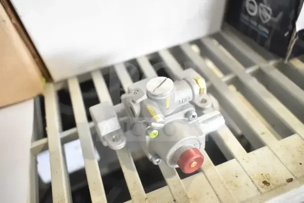 Vulcan 00-944391 Natural Gas Valve, new condition, featuring double regulation. Part of a 3-item Fetco auction lot.