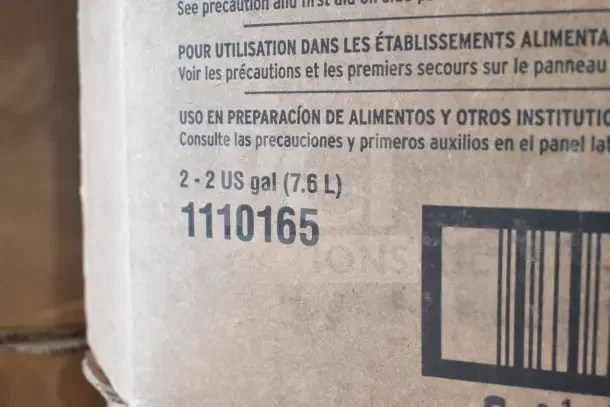 Cardboard box label showing "2 - 2 US gal (7.6 L)" and "1110165" for packaging. Text in English, French, and Spanish.