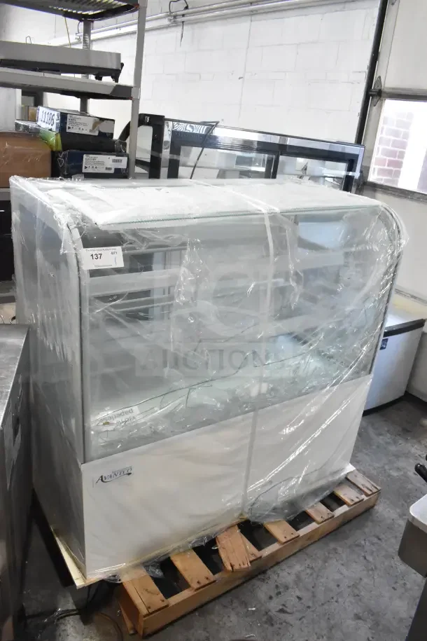 Avantco 193BC48HCW refrigerated bakery display case with curved glass damage. 110-120V, 1 Phase, wrapped on pallet.