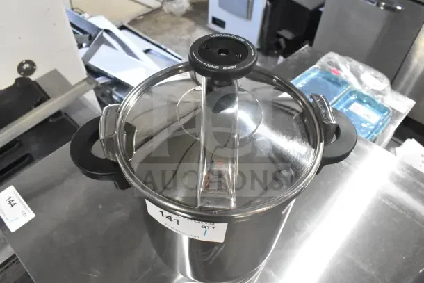Monix INOX 18/10 stainless steel pot with lid, featuring side handles and "cerrar-open" knob, in excellent condition.