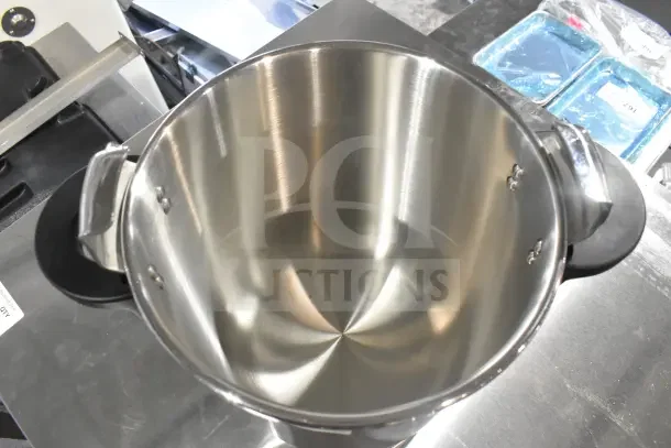 Stainless steel Monix INOX 18/10 pot with sturdy handles. Excellent condition, reflective interior, durable construction.