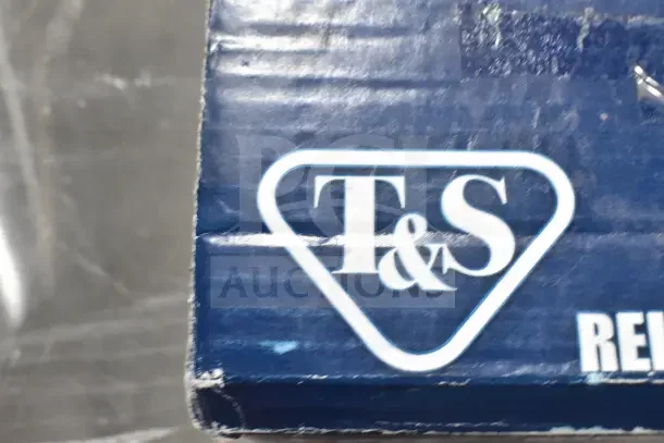 T&S B-0100-32H spray valve with 32" stainless hose, 1.15 GPM, 1/2" NPT connection, in original packaging, scratch and dent.