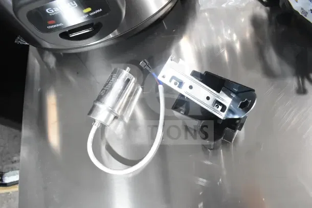 BRAND NEW Cubigel NUT70NR Avantco 17817638 Compressor, minor dents, includes cable and mounting bracket, for refrigeration systems.