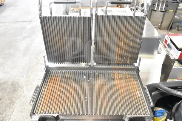 BRAND NEW SCRATCH AND DENT! 2025 Waring WPG300 Panini Grill, grooved top & bottom, 17" x 9.25" surface, 240V, minor rust.