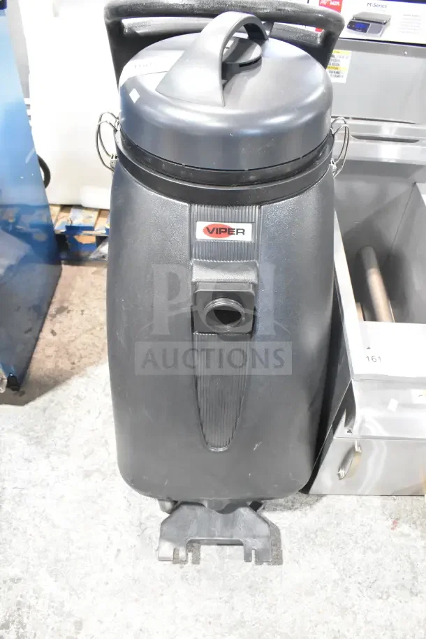 BRAND NEW Viper SN18WD Shovelnose 18 Gallon Wet/Dry Vacuum. Includes squeegee and tool kit. 120V, 1 Phase, scratch and dent condition.