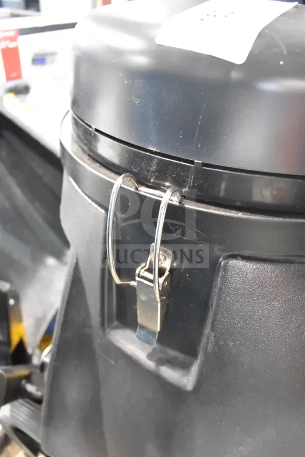 BRAND NEW Viper SN18WD Shovelnose wet/dry vacuum, 18 gal, 120V, with squeegee tool kit. Minor scratches visible.