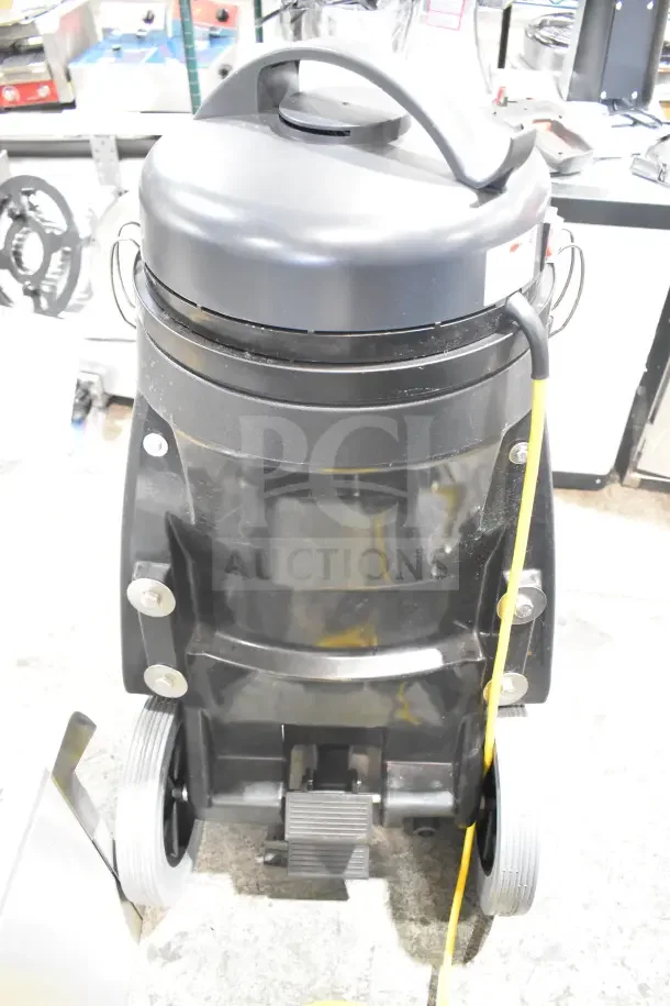 BRAND NEW Viper SN18WD 18 Gallon Wet/Dry Vacuum, 120V, with squeegee and tool kit. Minor scratches, dented exterior.
