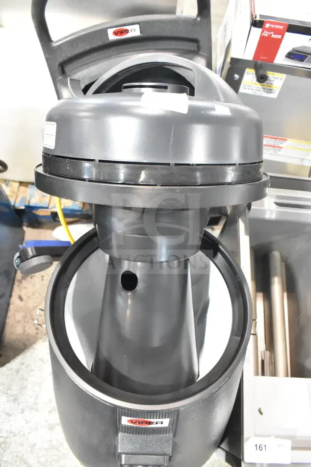 BRAND NEW Viper SN18WD Shovelnose 18 Gallon Wet/Dry Vacuum, with squeegee and tool kit, 120V, minor scratches.