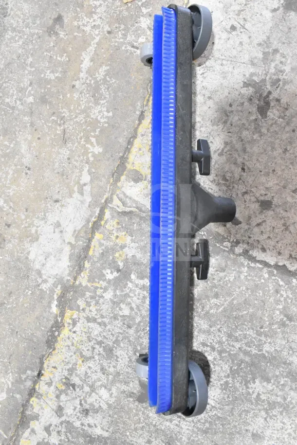 Viper SN18WD vacuum squeegee tool with blue bristles, part of 18-gallon wet/dry vacuum kit. Brand new, scratch and dent condition.