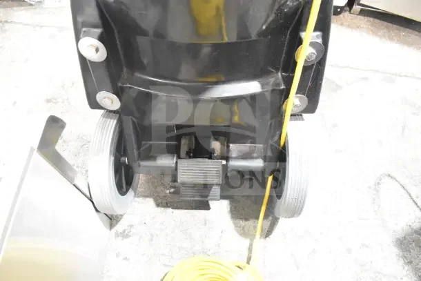BRAND NEW Viper SN18WD Wet/Dry Vacuum, 18 Gallon, 120V, scratch and dent, with squeegee, tool kit, and visible yellow cord.