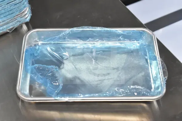 18 new scratch and dent aluminum baking pans, Choice 407BUNEGHT and 407BUNQRTR models, in protective wrap.