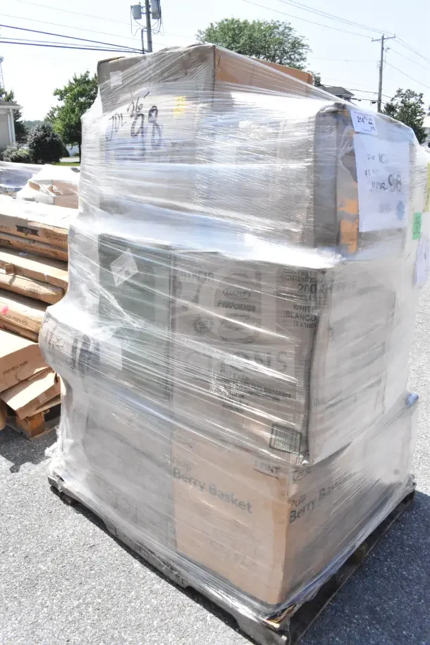 16 brand new scratch and dent items including a container, juice bottles, produce baskets, and paper towels on a pallet.