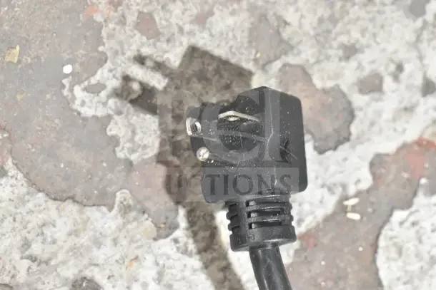 Close-up image of a power plug for the Avantco 184T140 conveyor toaster. Visible scratches on the plug surface.