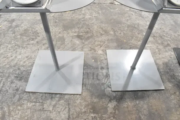 2 Yamato Accu-Weigh SM(N) Universal Dial Scales on metal stands, durable construction, ideal for precise measurements.