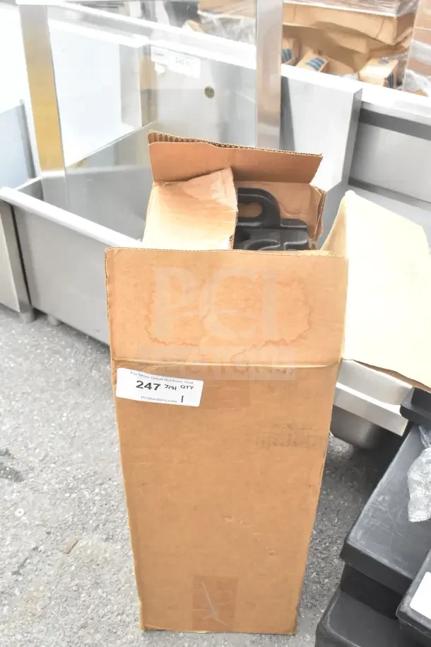 BRAND NEW SCRATCH AND DENT! CaterGator 215BEVDP5BK 5-gallon black insulated beverage dispenser in its original box.