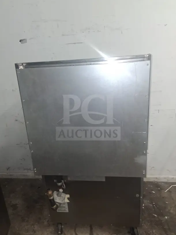 Southbend P32D 32" 4 Burner Gas Range with standard oven in stainless steel. Natural gas compatible. Used condition.
