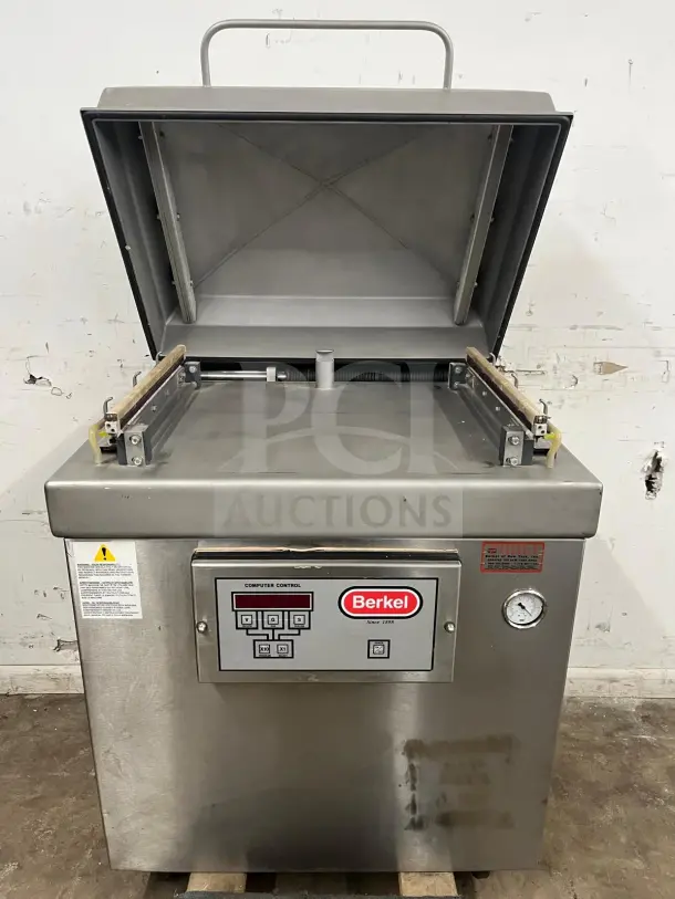 Berkel vacuum packaging machine in stainless steel, model "vacuum machine," very good condition, control panel visible.