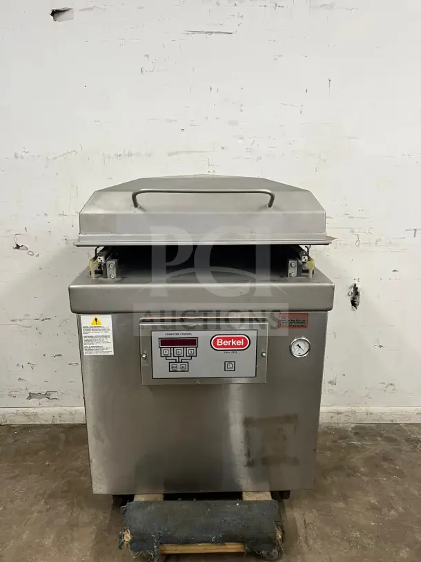 Berkel vacuum packaging machine, stainless steel, model vacuum machine, very good condition, control panel visible.