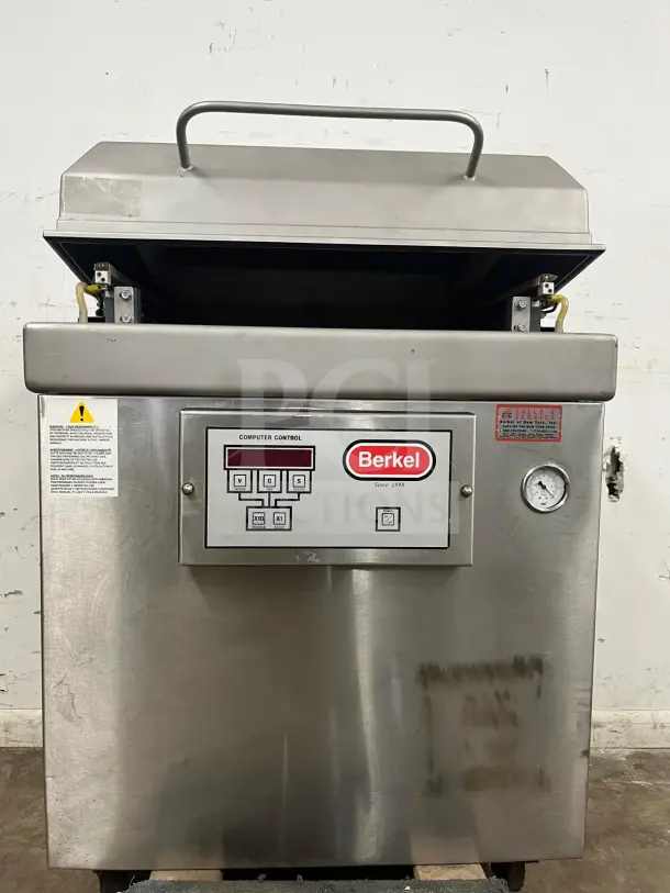 Berkel vacuum packaging machine, steel construction, model with control panel and gauge, in very good condition.