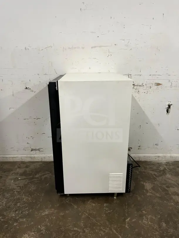 White countertop display ice cream freezer with glass door, excellent condition, model DISPLAY, ideal for showcasing.