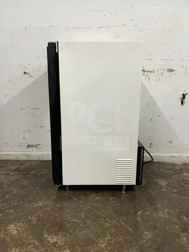 White countertop display ice cream freezer with glass door, in amazing condition. Featuring a compact, modern design.