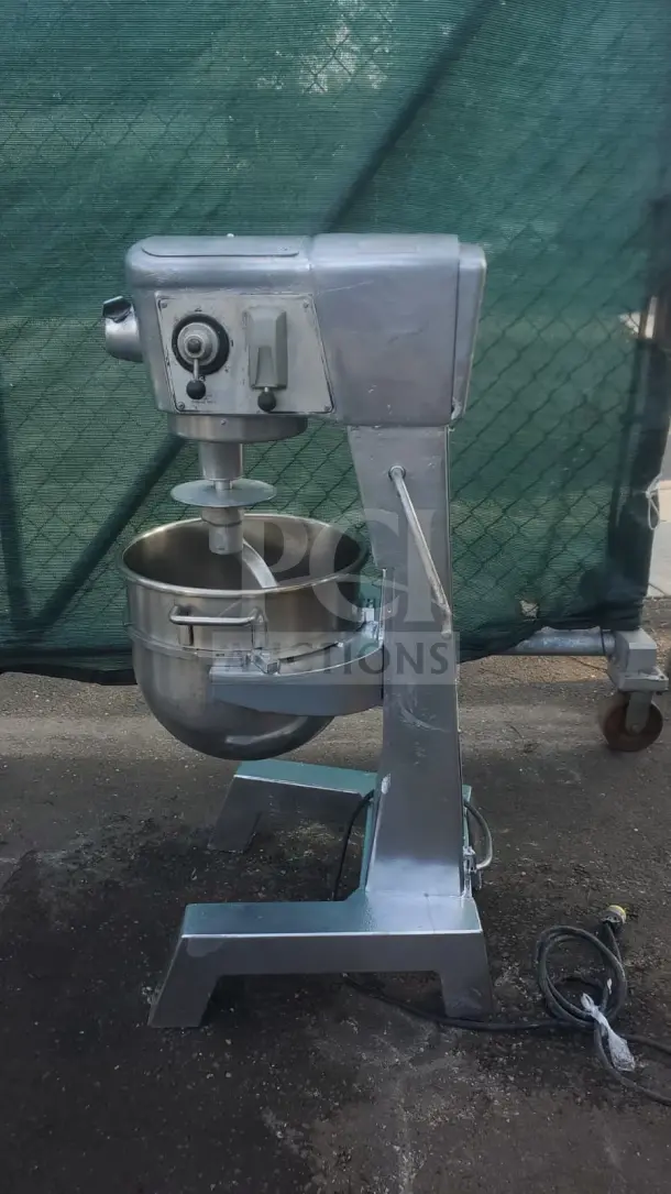 Hobart D300 Mixer, 30 Qt, 460 Volt. Includes bowl, 2 attachments. Used, excellent condition. Ideal for commercial kitchens.