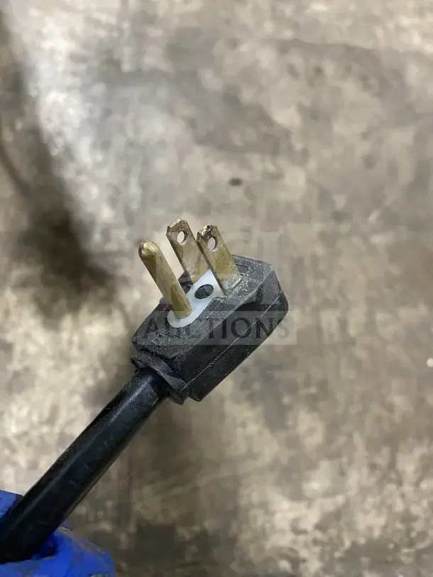 Three-prong power plug for a Minus Forty Hershey's Style Glass Door Freezer Merchandiser, model 22USGFX1HR, 115V, 1 Phase.