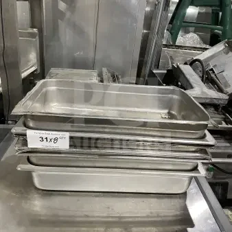 Stack of commercial stainless steel baking trays. Includes 31 units. Durable and ideal for baking.