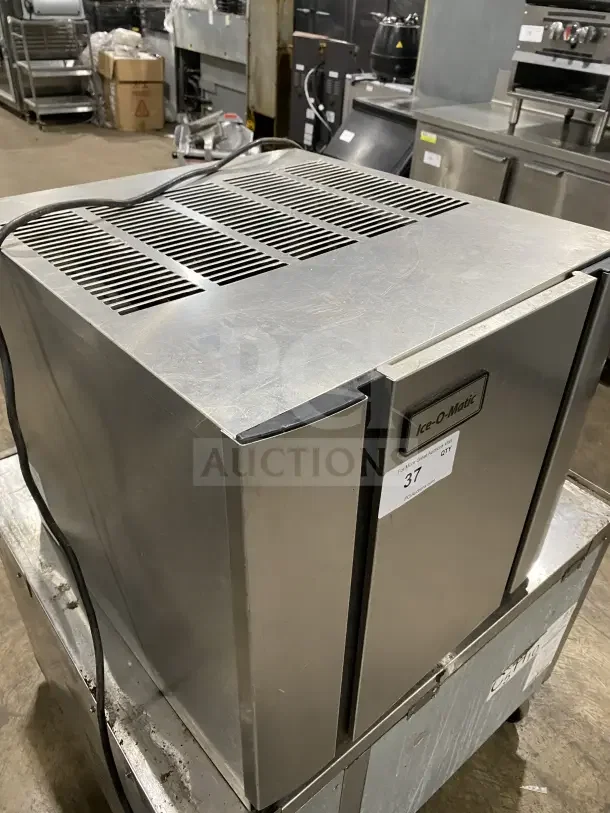 Ice O Matic Elevation Series 22" commercial ice machine, model IM0320HA. Air-cooled half dice cube, 115V, good condition.