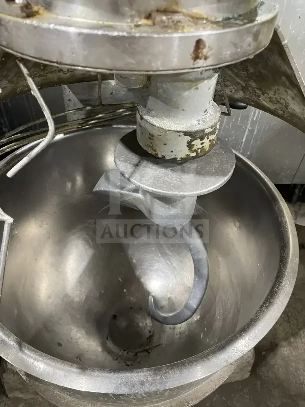 Globe SP60P 60Qt mixer with paddle attachment, stainless steel bowl, and guard. Heavy-duty, used condition. SN: 7620623.