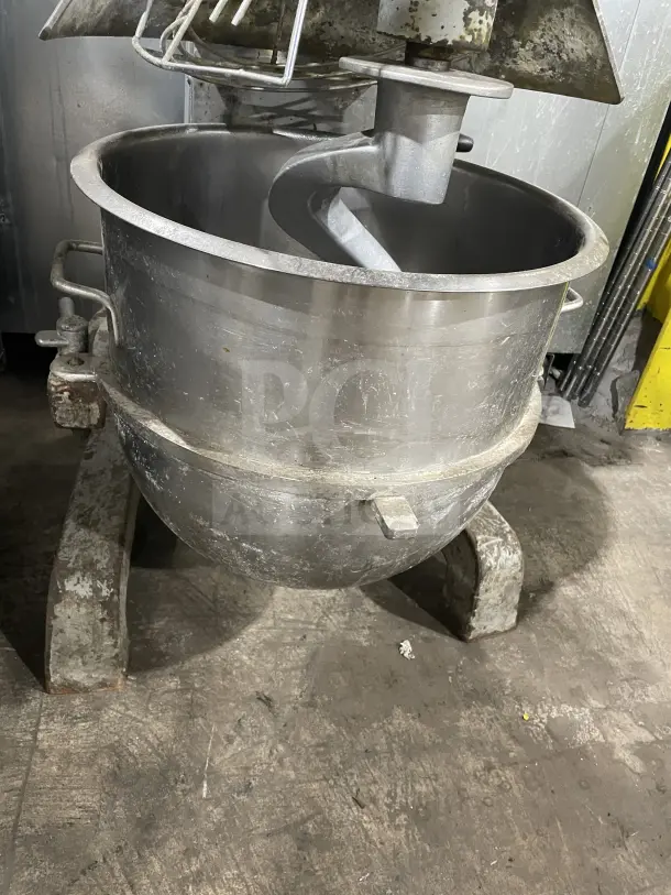 Globe SP60P heavy-duty mixer, 60Qt with paddle attachment, stainless steel bowl, and guard. 220V, 1 phase. SN: 7620623.